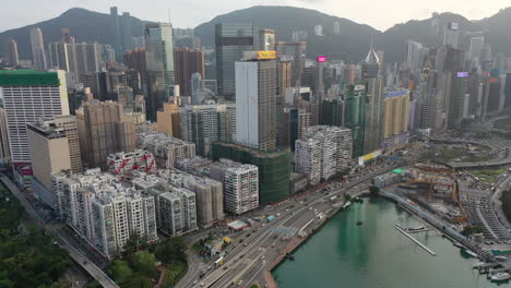 Moderne-Gebäude-Am-Wasser-Entlang-Der-Belebten-Straße-In-Causeway-Bay,-Hongkong