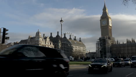 Una-Foto-Con-Vistas-A-La-Plaza-Del-Parlamento-Y-La-Distante-Casa-Portcullis-Sombreada-Por-La-Bellamente-Restaurada-Torre-Del-Reloj-Big-Ben-En-Westminster,-Londres,-Inglaterra