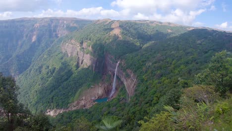 Cascada-Aislada-Que-Cae-Desde-La-Cima-De-La-Montaña-Enclavada-En-Bosques-Verdes-Desde-El-ángulo-Superior-Video-Tomado-En-Las-Cascadas-Nohkalikai-Cherapunji-Meghalaya-India