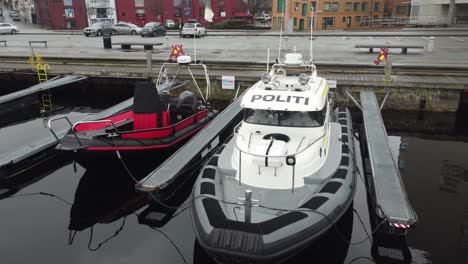 Barco-De-La-Policía-De-Stavanger,-Noruega---Antena-Orbitando-Cerca-Del-Barco-Mientras-Está-Amarrado-Junto-Al-Puerto-Cerca-De-La-Sede-De-La-Compañía-De-Rescate