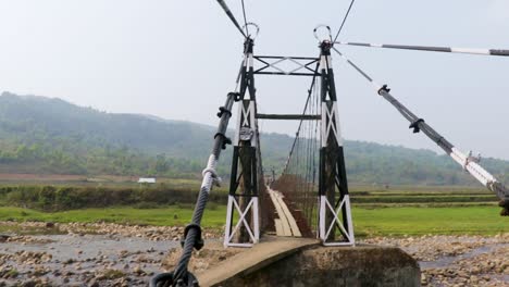 Isolierte-Eiserne-Hängebrücke-Alt-Mit-Blauem-Himmelshintergrund-Am-Morgen-Video-Wird-In-Nongjrong-Meghalaya-Indien-Aufgenommen