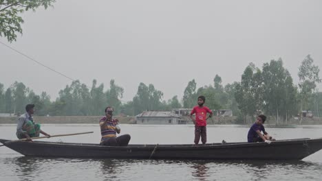 Menschen,-Die-Auf-Einem-Boot-Das-überschwemmte-Gebiet-Im-Norden-Bangladeschs-Besuchen