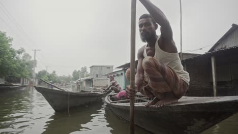 Bote-A-Remo-Barquero-Con-Casa-Inundada-Alrededor-En-El-Norte-De-Bangladesh
