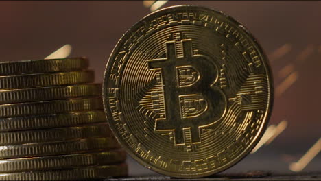Kryptowährung-Auf-Der-Blockkette---Nahaufnahme-Von-Physischen-Bitcoin-Altcoin-Münzen-In-Dynamischer-Umgebung