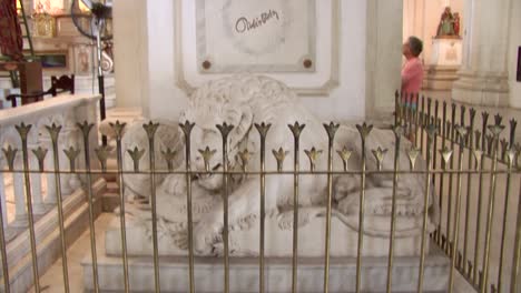 Ruben-Dario-poet-grave-inside-the-Cathedral-of-the-Assumption-of-Mary,-Leon,-Nicaragua