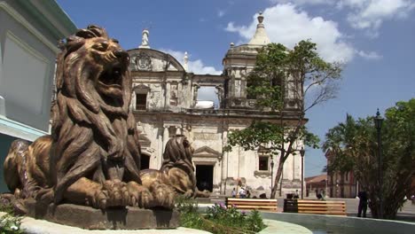 Lion-statues-at-the-facade-of-the-Cathedral-of-the-Assumption-of-Mary-in-Leon,-Nicaragua