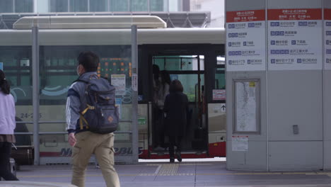 Passant-Mit-Passagieren,-Die-In-Kanazawa-City,-Japan,-In-Den-Bus-Steigen