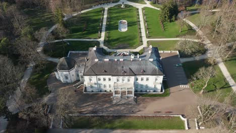 Luftaufnahme:-Bernsteinmuseum-Palanga-Im-Garten-Des-Birute-Parks-In-Palanga