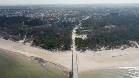 Aéreo:-Panorama-De-La-Ciudad-De-Palanga-Con-Muelle-De-Palanga-Y-Ondulante-Mar-Báltico-En-Una-Mañana-Brillante