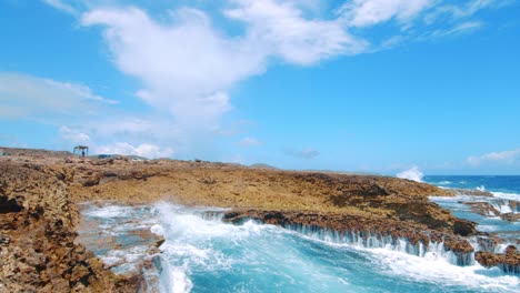 Große-Wellen,-Die-In-Die-Nordküste-Von-Curaçao-Schlagen