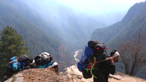 Namche-Basar,-Nepal---14.-März-2022:-Einige-Träger-Tragen-Große-Gepäcklasten-Zum-Namche-Basar-Auf-Dem-Trek-Zum-Everest-Basislager