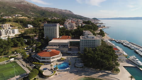 Majestätisches-Resorthotel-In-Split-City-Mit-Luxusyachten,-Die-Am-Pier-Festgemacht-Sind,-Luftüberführung
