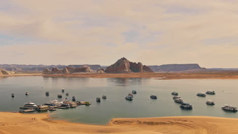 Houseboats-on-Lake-Powell-in-warm-morning-light
