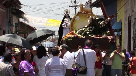 Procesión-Religiosa-En-Las-Calles-De-La-Ciudad-De-León-En-Nicaragua