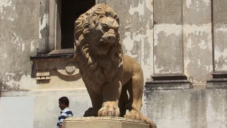 Lion-at-the-facade-of-the-Cathedral-of-the-Assumption-of-Mary-in-Leon,-Nicaragua