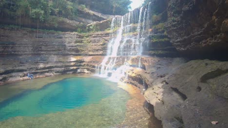 Natürlicher-Wasserfall-Klare-Weiße-Ströme,-Die-Von-Felsen-Aus-Verschiedenen-Perspektiven-Fallen-Video-Aufgenommen-An-Den-Wei-Sadong-Wasserfällen-Cherrapunji-Meghalaya-Indien