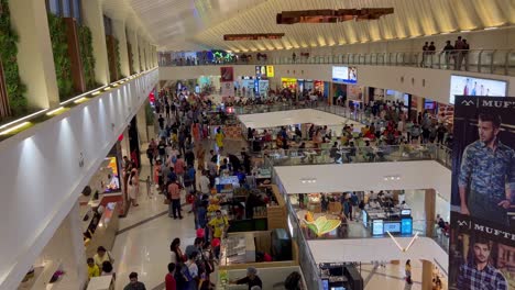 Eine-Luftaufnahme-Eines-Geschäftigen-Einkaufszentrums,-In-Dem-Viele-Menschen-Herumlaufen-Und-Schaufensterbummel-Machen