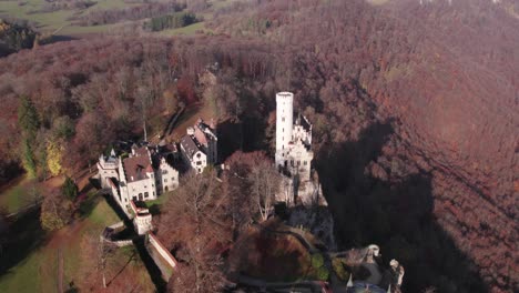 Malerisches-Schloss-Lichtenstein-Auf-Felswand-Mit-Waldlandschaft,-Antenne