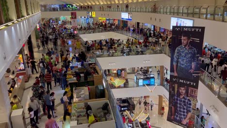 Eine-Top-Angel-Aufnahme-Von-Crowd-Shopping-Und-Schaufensterbummeln-In-Einem-Einkaufszentrum