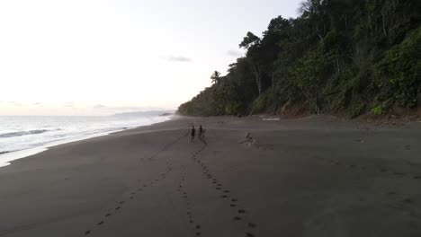 Familia-Viajera-Caminando-Por-La-Playa-En-La-Península-De-Osa,-Costa-Rica