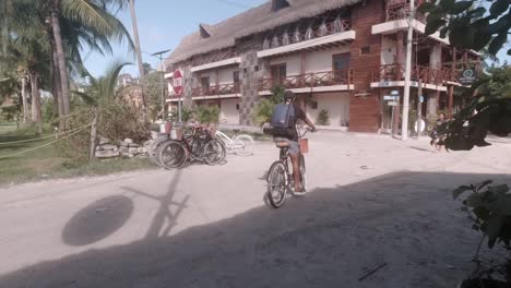 Varón-Hispano-Montando-Una-Bicicleta-En-Un-Pueblo-De-Playa-En-México