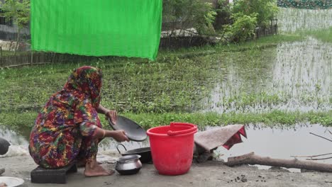 Bangladesh-Aldea-Pobre-Mujer-Lavando-Platos-Afuera