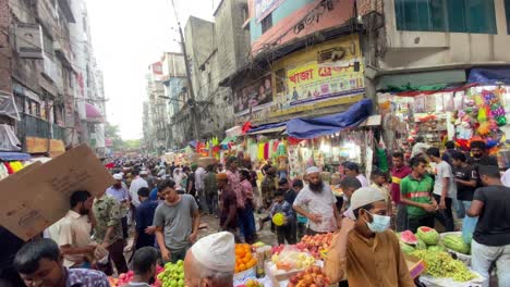 Crowded-fruit-and-food-market-at-Chawk-Bazaar,-Dhaka,-Bangladesh