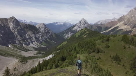 Excursionista-Corriendo-Por-La-Montaña-En-La-Cordillera-De-Las-Rocas-Rocosas-De-Kananaskis,-Alberta,-Canadá