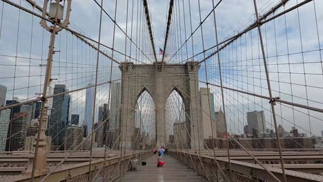 Touristen-Fotografieren-An-Der-Berühmten-Brooklyn-Bridge-In-New-York-City,-Vereinigte-Staaten