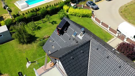 Arbeiter,-Die-An-Der-Installation-Von-Sonnenkollektoren-Auf-Dem-Dach-Eines-Schönen-Hauses-Arbeiten---Luftbild