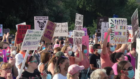 Miles-De-Manifestantes-Se-Reúnen-En-La-Marcha-De-Mujeres-De-2021,-Los-Manifestantes-Sostienen-Carteles-Por-Los-Derechos-Y-Libertades-Reproductivos,-4k