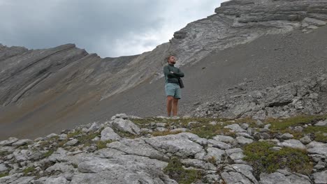 Excursionista-Admirando-Mountain-View-Se-Acercó-De-Cerca-Rockies-Kananaskis-Alberta-Canada