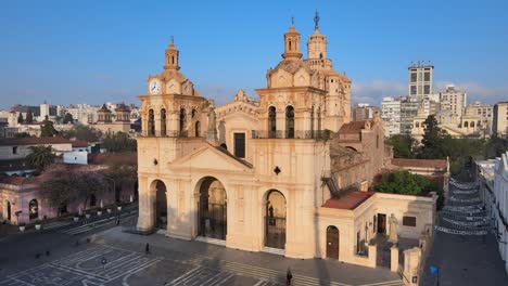 Schöne-Architektur-Der-Historischen-Kathedrale-Von-Cordoba,-Argentinien,-Luftpfanne