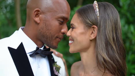 Afroamerikanische-Braut-Und-Bräutigam,-Die-Sich-An-Ihrem-Perfekten-Hochzeitstag-In-Die-Augen-Blicken