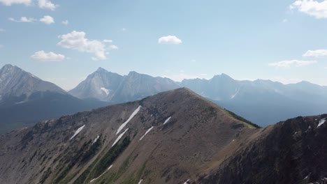 Pico-De-La-Montaña-En-La-Distancia-Con-Cabaña-En-La-Parte-Superior,-Montañas-Rocosas,-Kananaskis,-Alberta,-Canadá