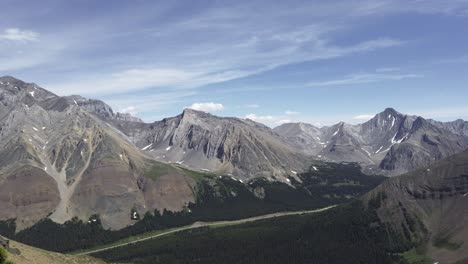 Cordillera-Con-Camino-Distante-En-Un-Día-Soleado,-Montañas-Rocosas,-Kananaskis,-Alberta,-Canadá