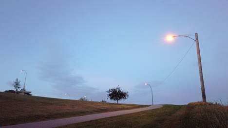 Parkweg-Und-Lichter-Am-Abend-Calgary-Alberta-Kanada