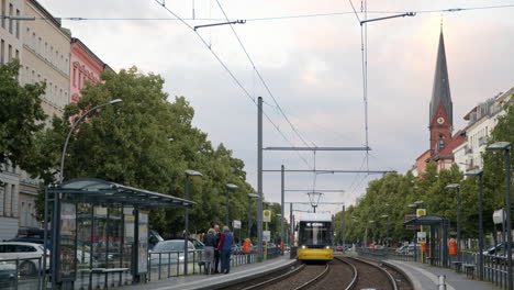 Leute,-Die-Sich-Am-Bahnhof-In-Berlin-Mit-Ankommender-Straßenbahn-Umarmen