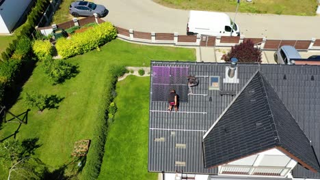 Installation-Von-Sonnenkollektoren-Auf-Einem-Dach-Eines-Hauses---Rotierende-Luftaufnahme