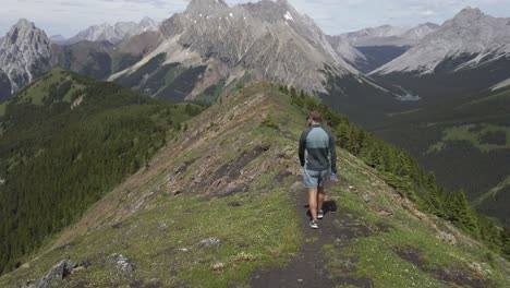 Wanderer-Zu-Fuß-Auf-Der-Gratpfanne-Zur-Straße-Rockies-Kananaskis-Alberta-Kanada