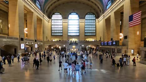 Crowded-People-At-The-Grand-Central-Terminal-In-Midtown-Manhattan,-New-York-City,-USA