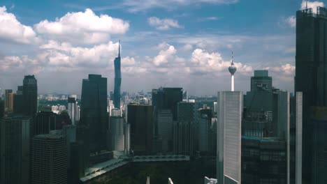 Zeitraffer-Von-Kuala-Lumpur-Mit-Wolken,-Die-Durch-Die-Stadt-Rollen