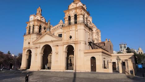 Drohne-Erhebt-Sich,-Um-Die-Historische-Kathedrale-Von-Cordoba,-Argentinien,-Zu-Enthüllen