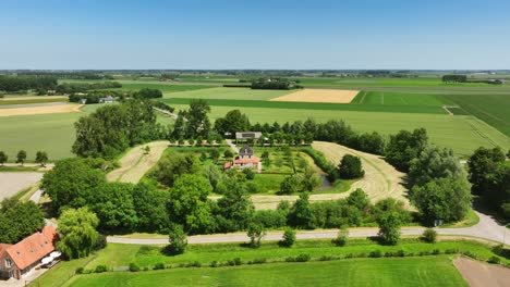 Historisch-Renoviertes-Altes-Landhaus-Im-Ländlichen-Gebiet-Von-Zeeland,-Niederlande