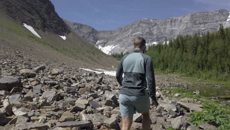 Wanderer,-Der-Am-Teich-Und-Wald-Hinunter-Ins-Tal-Geht,-Folgten-Rockies,-Kananaskis,-Alberta,-Kanada