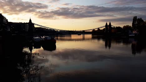 Themse-Bei-Sonnenaufgang,-Mit-Hammersmith-Bridge-Im-Hintergrund
