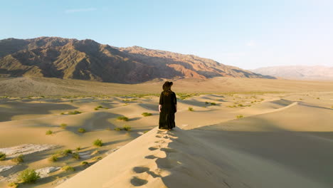 Mädchen-Im-Schwarzen-Kleid,-Das-Auf-Den-Sanddünen-Im-Nationalpark-Death-Valley-Steht