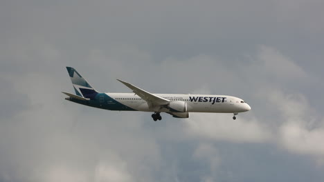 Toronto,-Canadá,-Aterrizaje-Del-Avión-De-Westjet