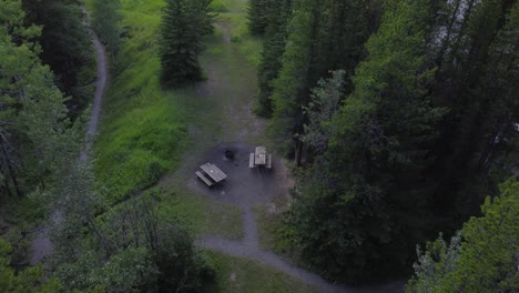 Picknicktische-Bänke-Im-Park-Leere-Eichhörnchen-Näherten-Sich-Alberta-Kanada