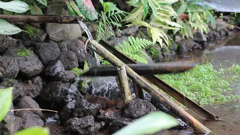 Bambuswippe-Mit-Einem-Brunnen-Oder-Fließendem-Wasser